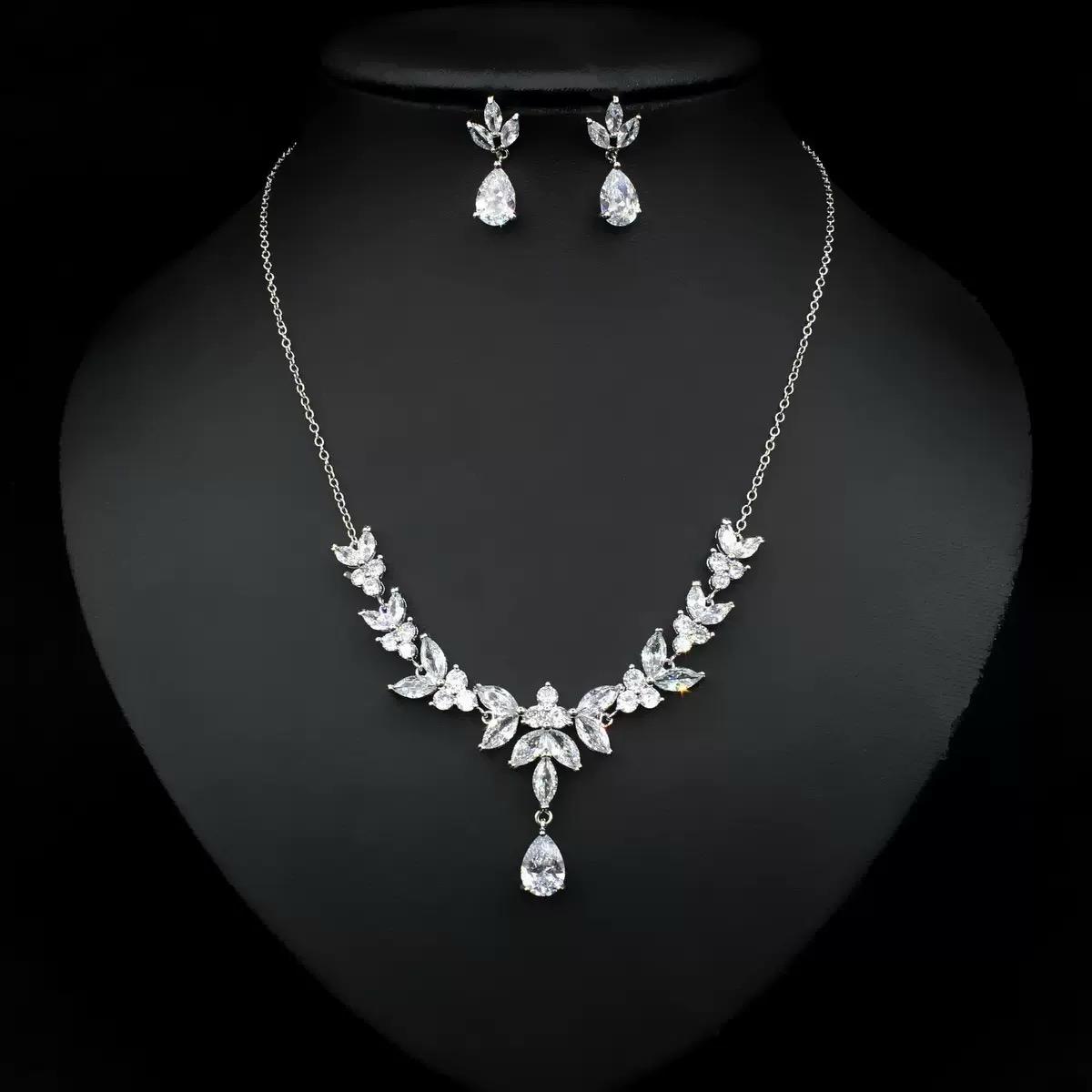 Kristal Taşlı Abiye  Kolye ve Kupe Set (Altın Kaplama) - N02502 Görseli